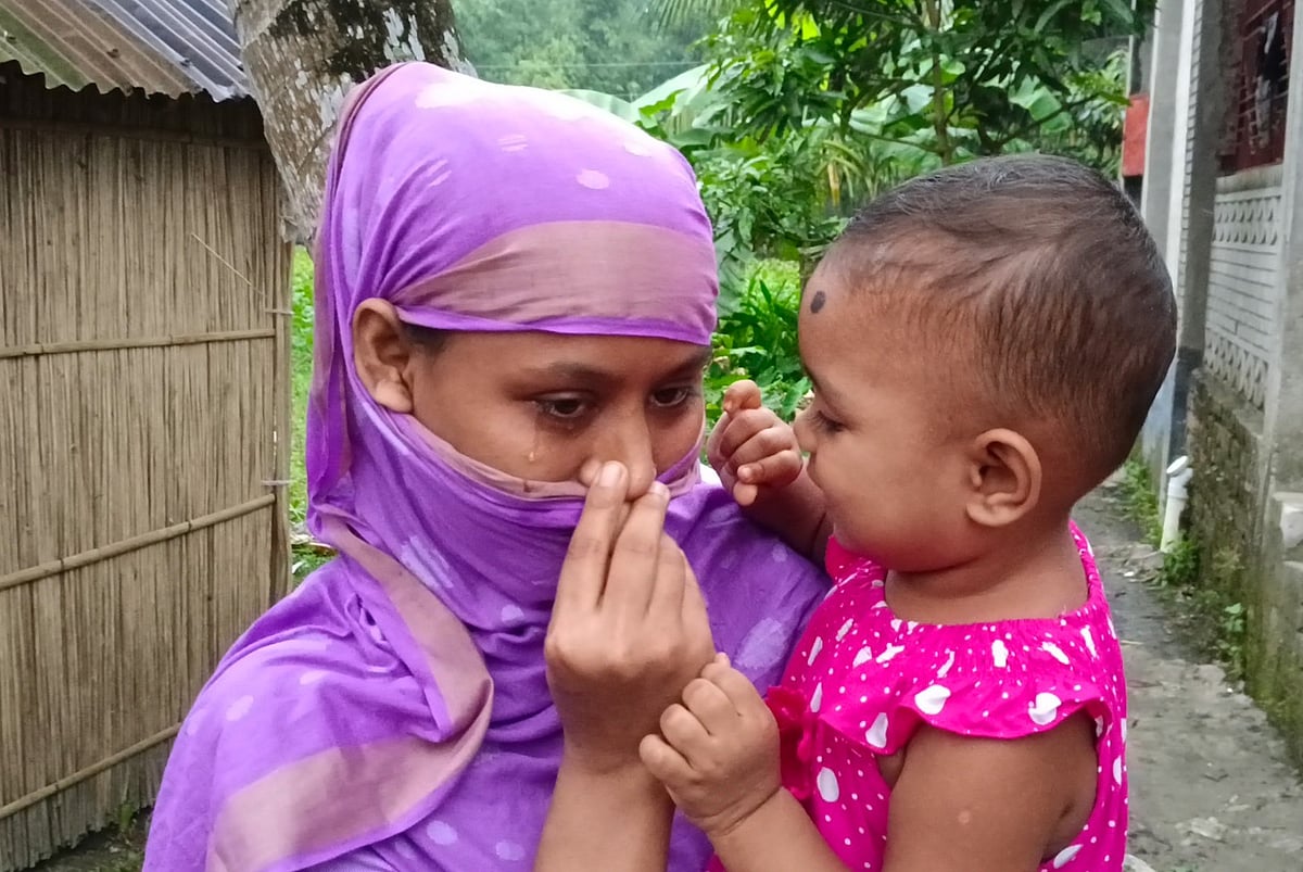 নিহত মোবারক হোসেনের স্ত্রী শান্তা আক্তার ও আদিবা। গত মঙ্গলবার কিশোরগঞ্জের করিমগঞ্জের পূর্ব নয়াকান্দি এলাকায়